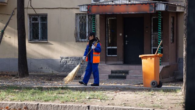 Алматыда 1 тоннаға жуық қоқыс пен лай сыртқа шығарылды