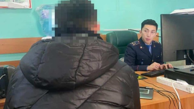 Полицейлер тұрғынның үйінен алтын мен ноутбук ұрлаған күдіктілерді ұстады