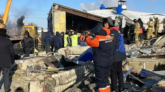 Қостанайда қираған ғимарат: үйінді астынан 3 адам шығарылды