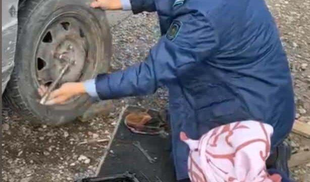 Полицейлер тас жолда ерлі-зайыпты қарттарға дөңгелек ауыстыруға көмектесті