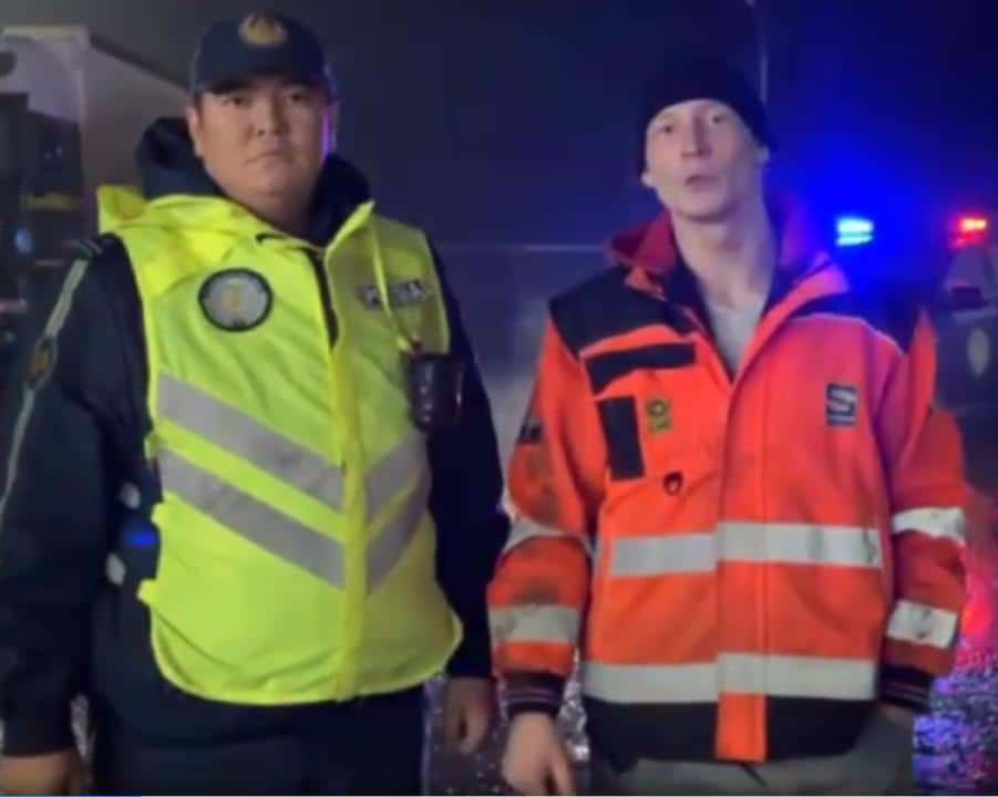 Полицейлер жолда қалып қойған жүргізушіге көмектесті
