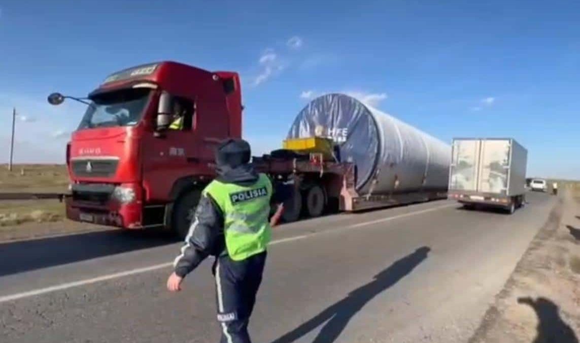 982568ec1dc6d3fc7a749ec594a6c6b0 Полицейлер тасжолда тұрып қалған ауыр жүк көлігінің жүргізушісіне көмектесті