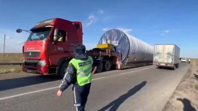 Полицейлер тасжолда тұрып қалған ауыр жүк көлігінің жүргізушісіне көмектесті