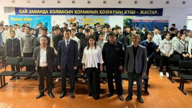 Бәйдібек аудандық сотының төрағасы Медетбек Сәрсенов студенттермен кездесті