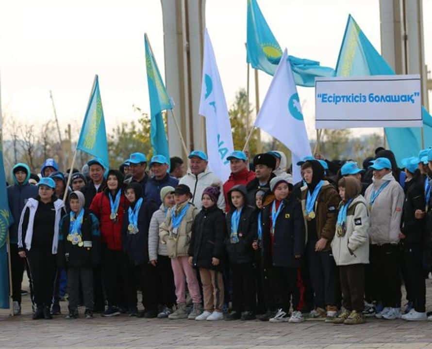 «Денсаулыққа қарай 10 000 қадам»: полицейлер, депутаттар мен еріктілер спорттық марафонға қатысты