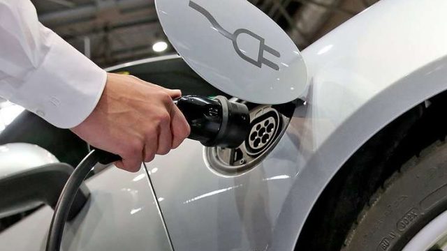 Электромобиль иелеріне ақысыз тұрақ беру ұсынылды