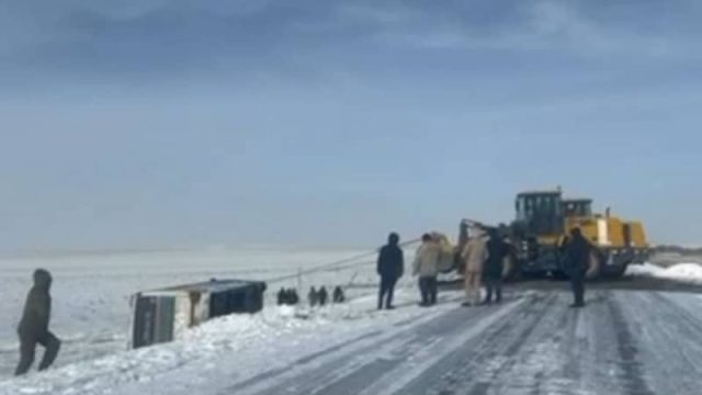 Абай облысында жолаушылар бар автобус жыраға түсіп кетті