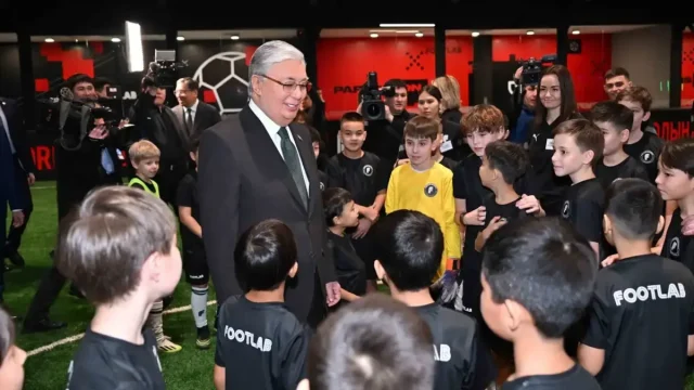 Президент Алматыда Footlab орталығында кішкентай футболшылармен кездесті