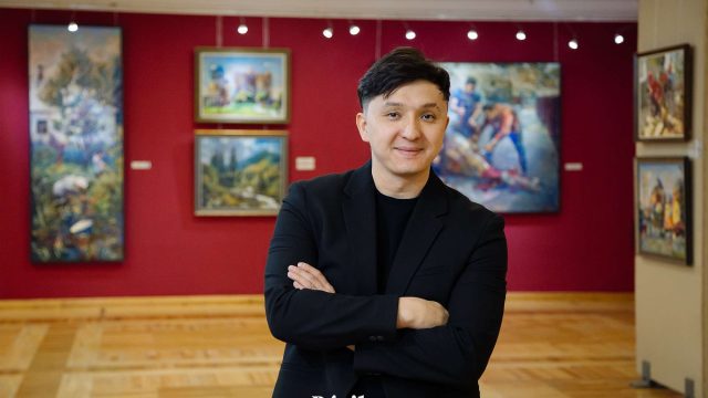 «Маған әлем жылы болып көрінеді». Суретші Нұрболат Асқардың көрмесінен фоторепортаж