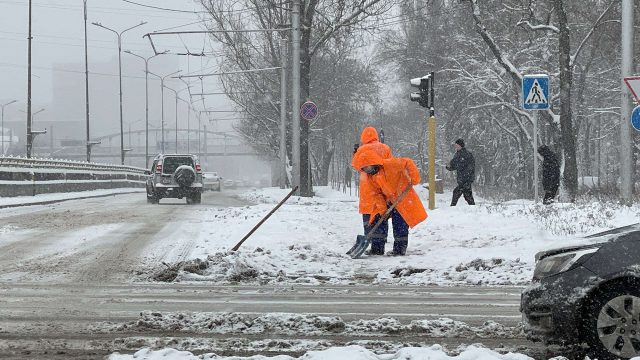 Астанада 2,4 мыңнан астам жұмысшы қар күреуге шықты