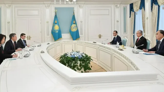 Мемлекет басшысы АҚШ сенаторы Стив Дэйнсті қабылдады