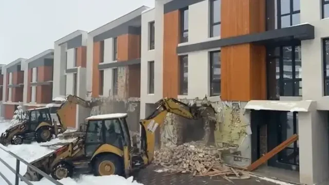 Алматыда заңсыз салынған тұрғын үй кешенін бұзу жұмыстары басталды
