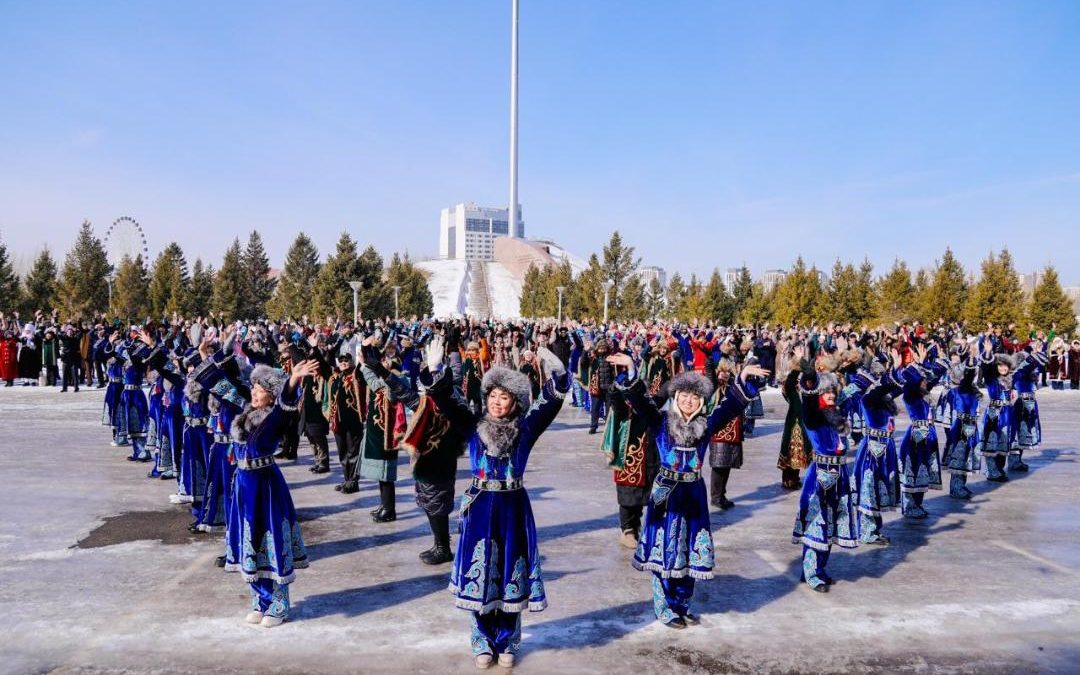 7b3378869cdbf21d607fada43d3af0d5 Ұлттық киім күні: Елордада 500-ден астам мәдениет қызметкері флешмобқа шықты