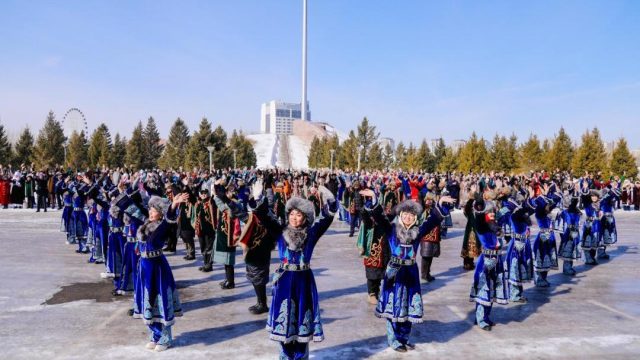 Ұлттық киім күні: Елордада 500-ден астам мәдениет қызметкері флешмобқа шықты