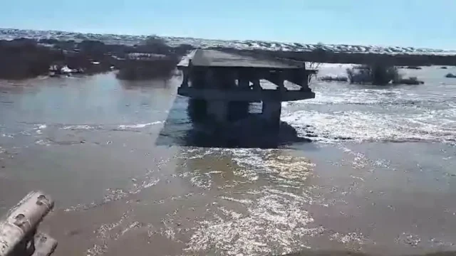 Абай облысында өзен суы көтеріліп, көпірді қиратып кетті