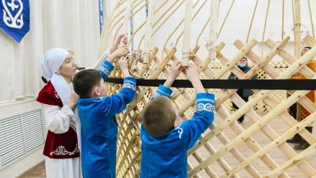 Мәдениет және ұлттық дәстүр күні. Астанада киіз үй құрудан шеберлік сабағы ұйымдастырылды