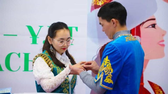 Астанада Шаңырақ күні қарсаңында жас жұбайлар неке қиды