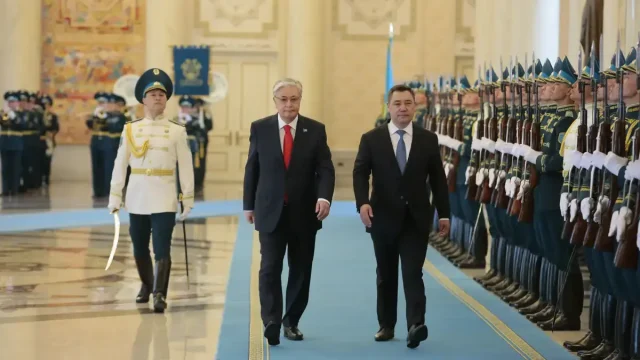 Президент Ақордада Садыр Жапаровты қарсы алды