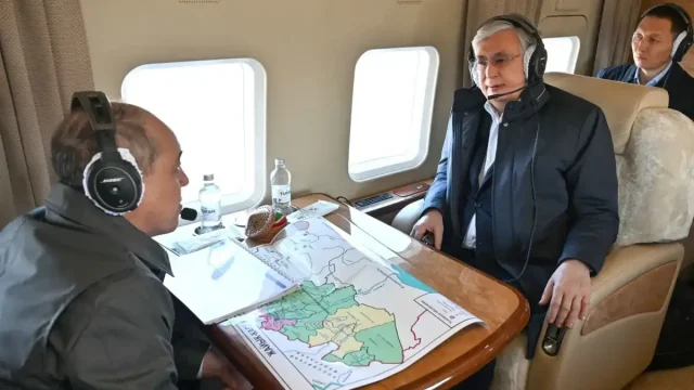 Президент БҚО-ның су басқан аумақтарын тікұшақпен аралады