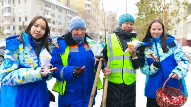 Астанада еріктілер Наурызнама қарсаңында коммуналдық қызметкерлерге бауырсақ пен ыстық шай үлестірді