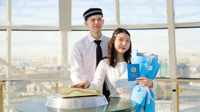 Астанада жұбайлар неке қию туралы куәліктерін «Бәйтерек» төрінде алды