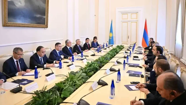 Қасым-Жомарт Тоқаев пен Никол Пашинян кеңейтілген құрамда келіссөз жүргізді