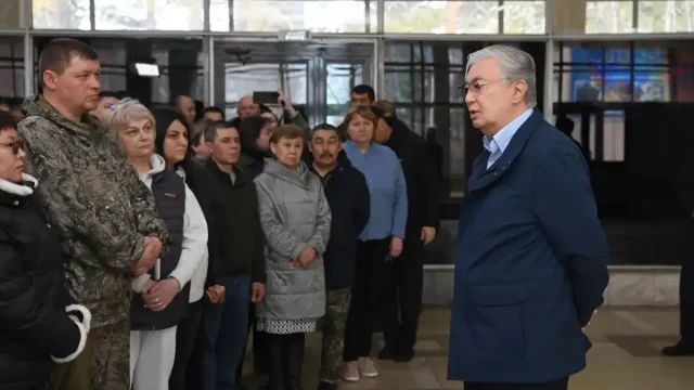Мемлекет басшысы СҚО-ның эвакуацияланған тұрғындарымен кездесті
