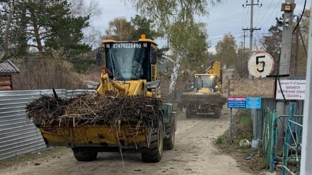 Су тасқыны: Қостанай облысында саяжайларда үйіліп қалған қамыс тазартылып жатыр