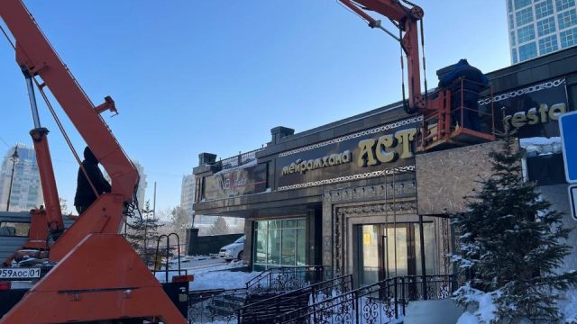 Заңсыз және сай келмейді: Астанада 1000-ға жуық сыртқы жарнама тақтайшасы алынды