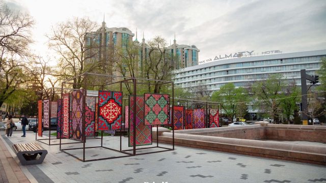 Алматыда «Арбат» пен Мақатаев көшесі жаңарды