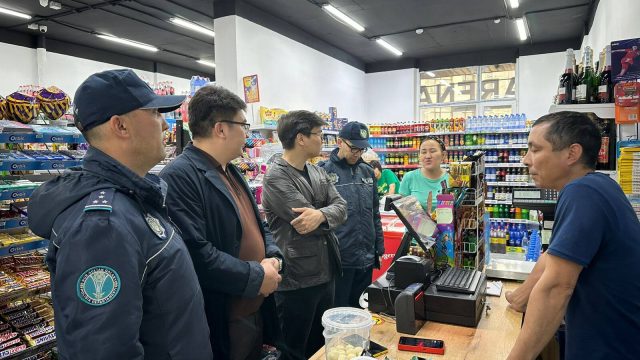Астанада полиция қызметкерлері насыбай саудасына қарсы дүкендерге рейд жүргізді