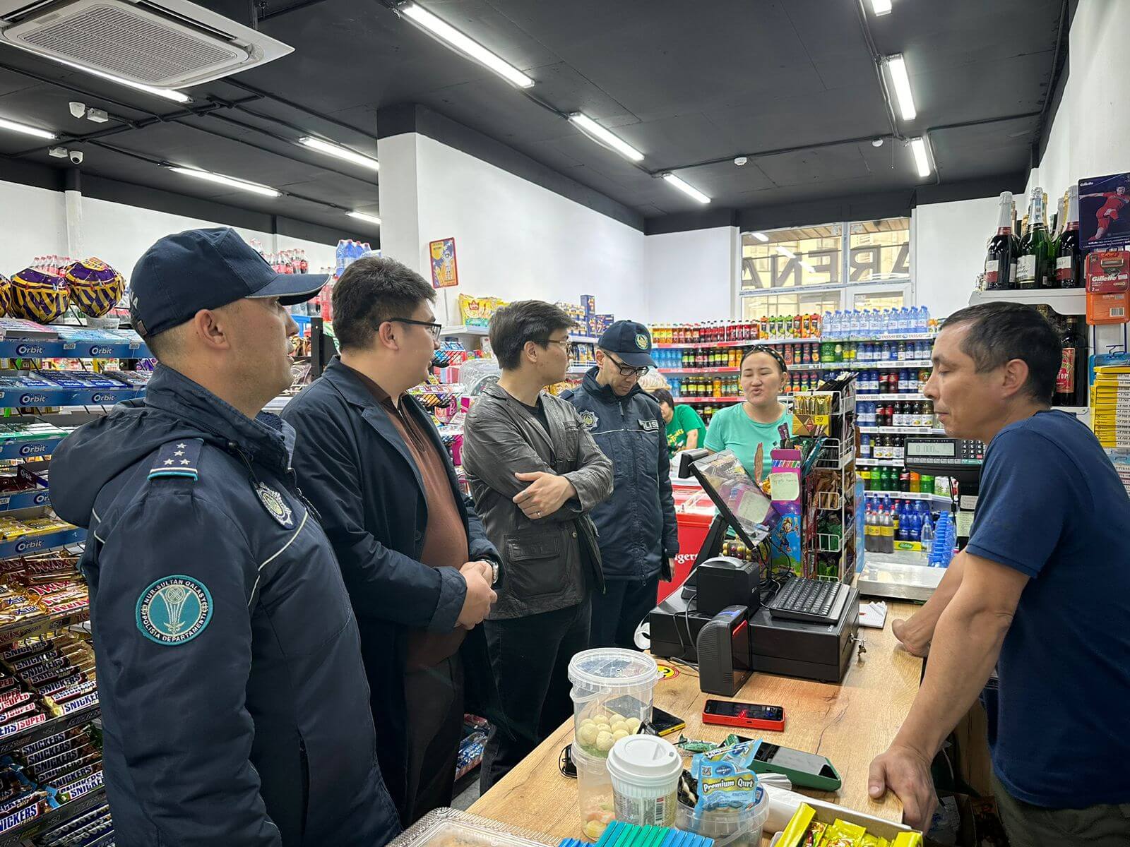 Астанада полиция қызметкерлері насыбай саудасына қарсы дүкендерге рейд жүргізді