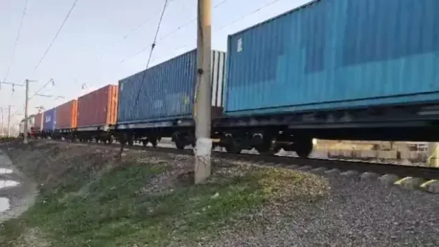 Теміржол өткелінде жүк көлігі тепловозбен соғысты