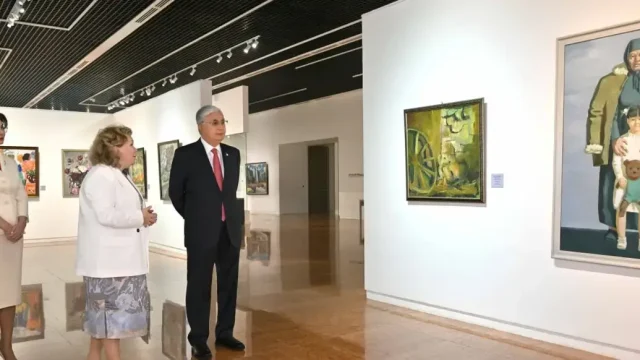 Президент Ұлттық музейдегі өнер туындылары көрмесін тамашалады