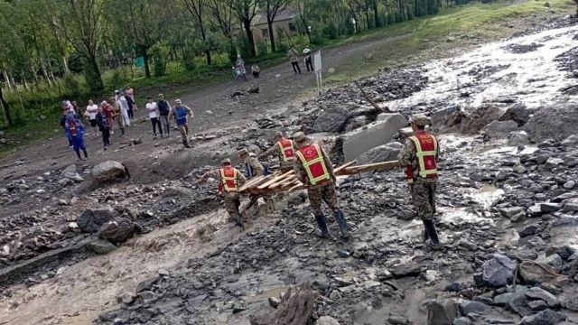 Қазақстандық құтқарушылар балалардың денесін тасымалдау үшін Қырғызстанға барды