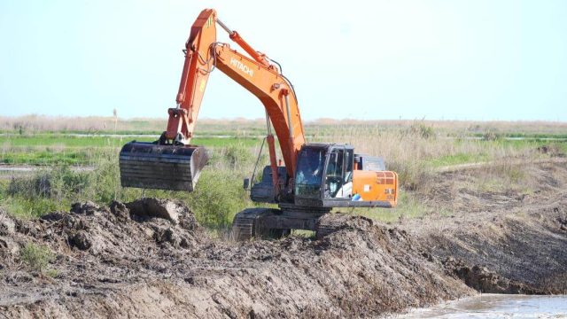 Шардара ауданындағы тозығы жеткен каналдар жөнделіп жатыр