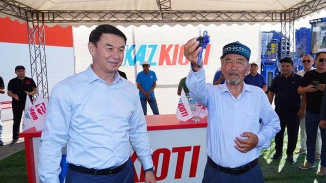 Түркістан облысында шаруаларға 50-ге жуық трактор мен комбайн кілті тапсырылды
