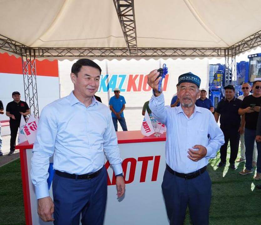 Түркістан облысында шаруаларға 50-ге жуық трактор мен комбайн кілті тапсырылды