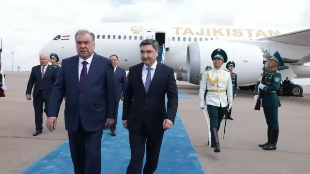 Тәжікстан президенті Эмомали Рахмонды Олжас Бектенов күтіп алды