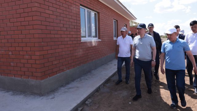 Олжас Бектенов тасқыннан зардап шеккен тұрғындарға арнап салынған үйлерді тексерді