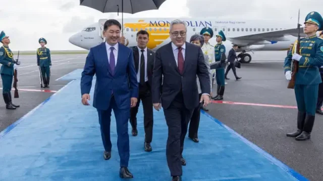 Моңғолия президенті ШЫҰ саммитіне қатысу үшін Астанаға келді