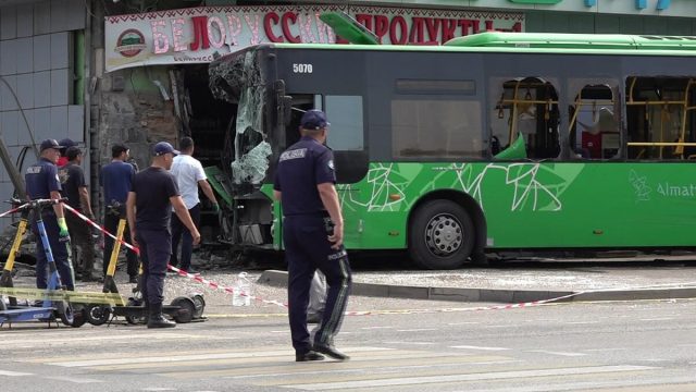 Алматыдағы автобус апаты: жеңіл көлік жүргізушісі 2 ай үйқамақта болады