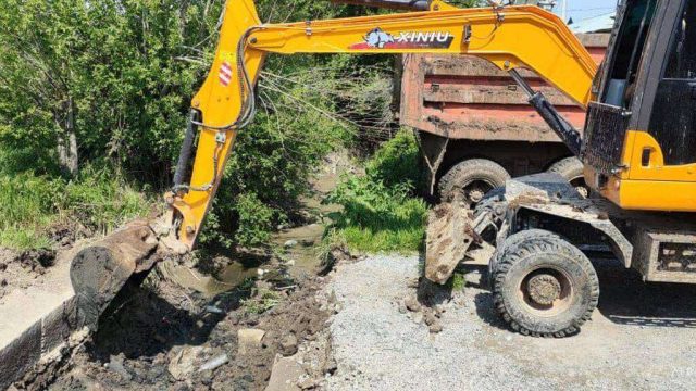 Түркістан: Сайрамда су арналарына механикалық тазалау жұмыстары жүргізілді