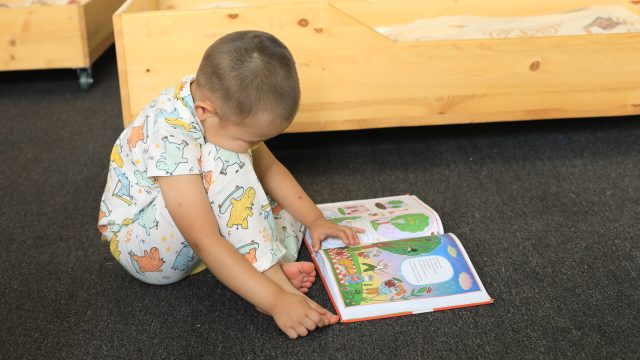 Шашынан тартып, лақтырған: Павлодарда 16 баланы азаптаған тәрбиеші сотталды
