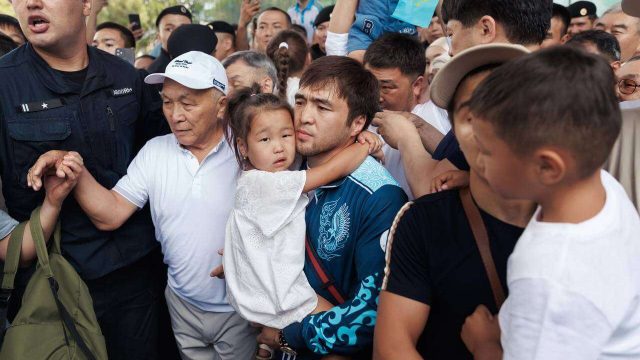 Елдос Сметов пен Ғұсман Қырғызбаевқа пәтер кілті табысталды