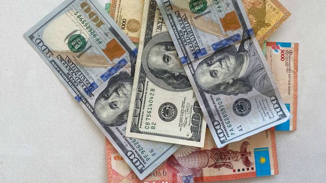 Айырбастау пункттерінде доллар қаншадан сатылып жатыр?