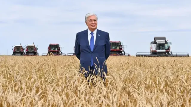 Қасым-Жомарт Тоқаев Қостанайда егіс алқабын аралады