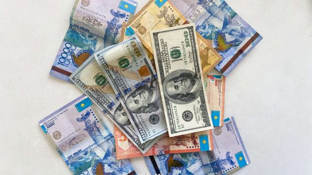 Айырбастау пункттерінде доллар қаншадан сатылып жатыр?