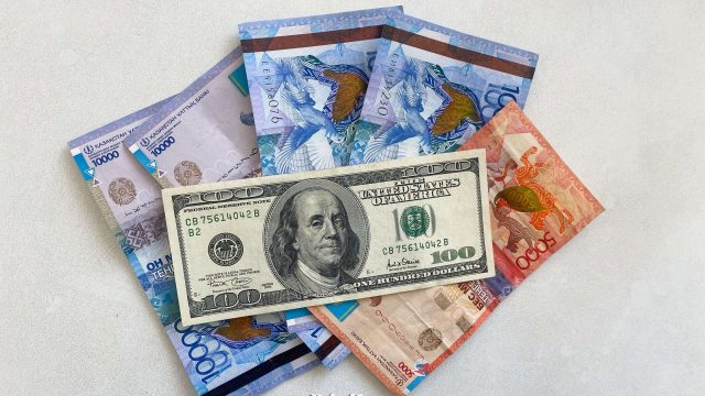 Айырбастау пункттерінде доллар қаншадан сатылып жатыр?