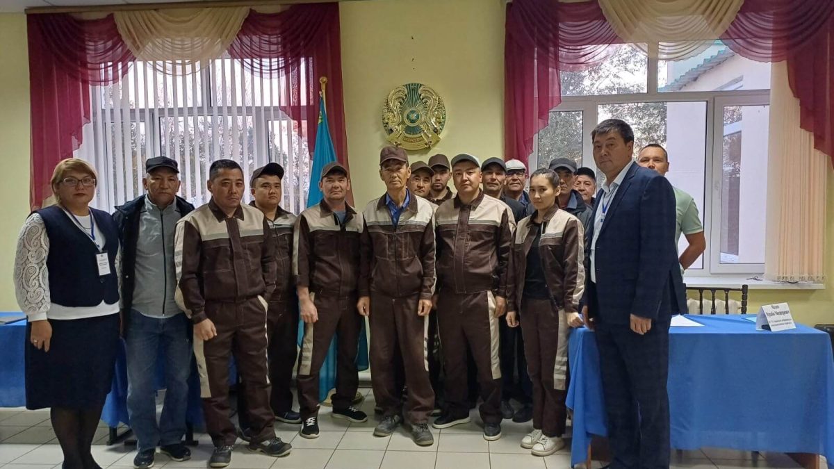 4ebeed500c380a5fd69cf0931d7cb7aa БҚО да сайлаушылар учаскелер ашылғанға дейін кезекке тұрды
